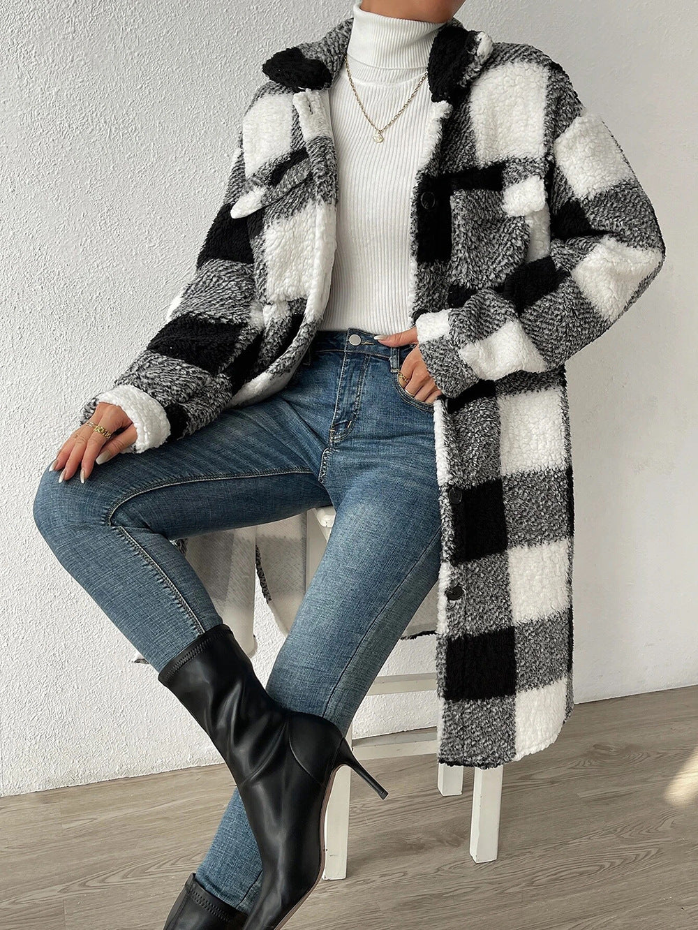 Veste longue en fausse fourrure à motif carreaux